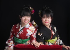 友達と思い出に卒業写真を